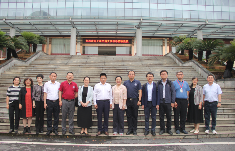 Руководители школ отправились в Цзянси и Хунань для участия в сессиях Ассоциации выпускников и посетили местные ключевые средние школы